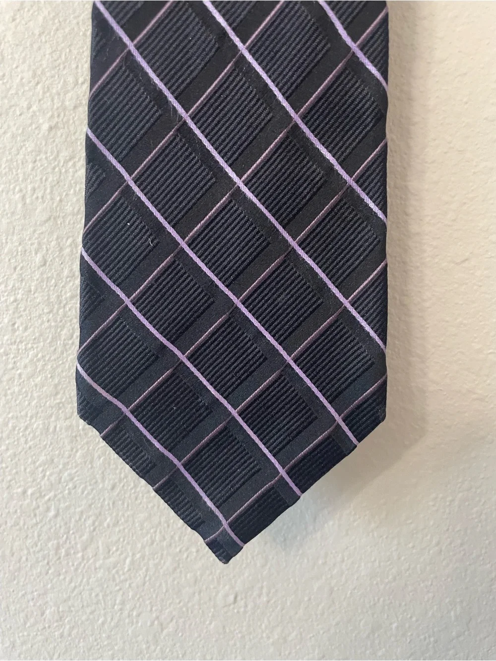 VanHussen Tie   100% SILK Men's Black Tie with Lavender Windowpane Pattern